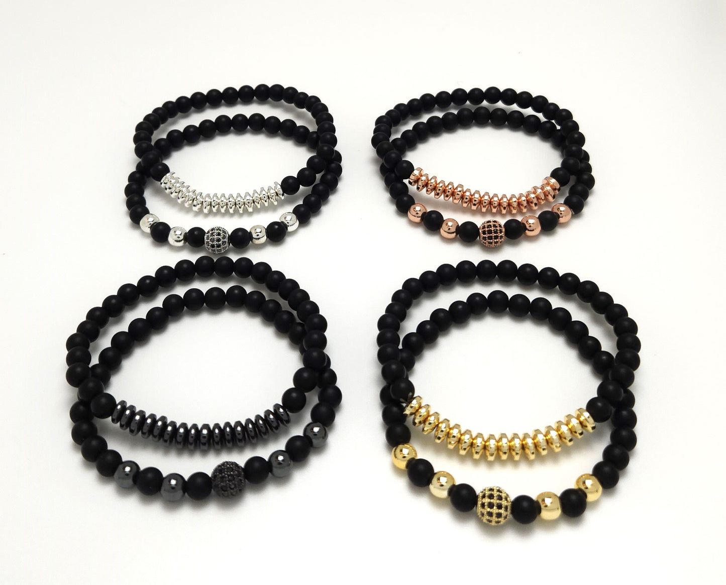 Pulsera de pareja con corazones conectados en negro mate esmerilado