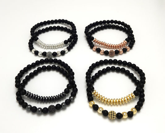 Pulsera de pareja con corazones conectados en negro mate esmerilado