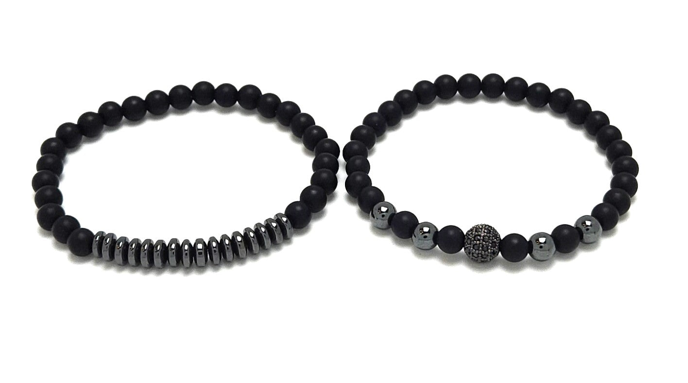 Pulsera de pareja con corazones conectados en negro mate esmerilado