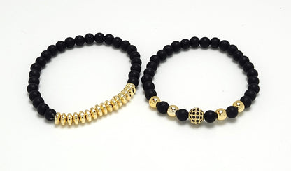 Pulsera de pareja con corazones conectados en negro mate esmerilado