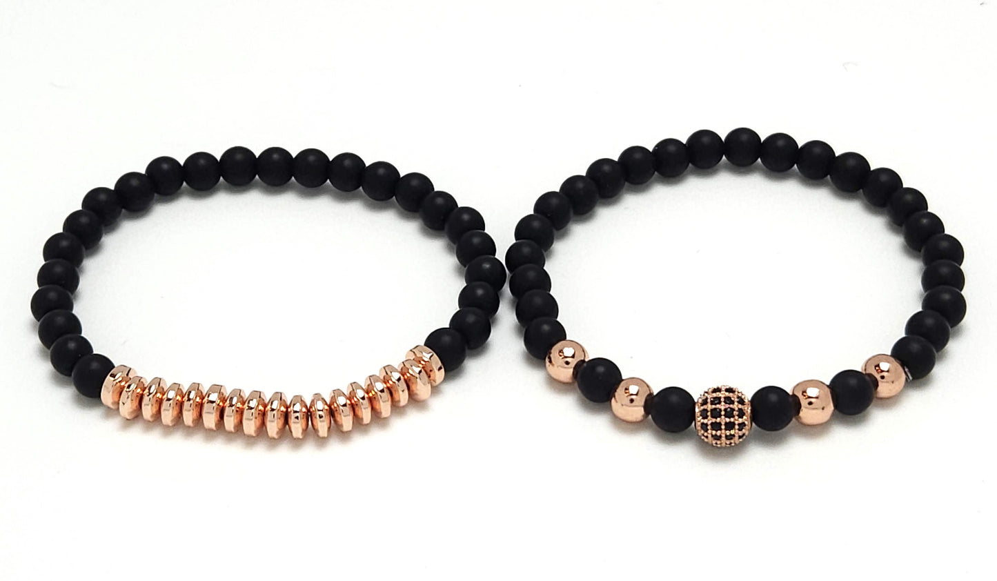 Pulsera de pareja con corazones conectados en negro mate esmerilado